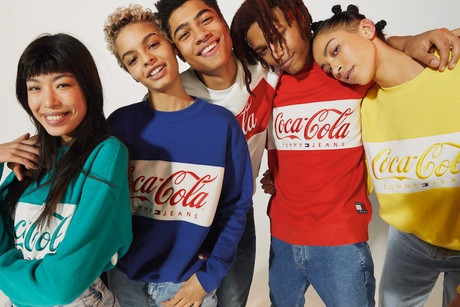 Tommy Jeans ve spolupráci s Coca-colou vytvořil stylovou kolekci